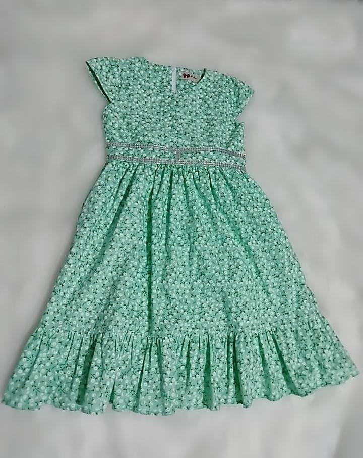 Vestido infantil com estampa de pequenas flores