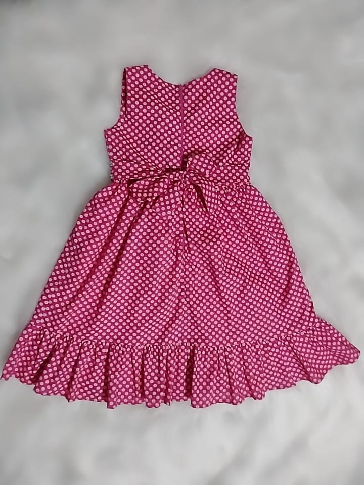 Vestido infantil com estampa de pequenas flores