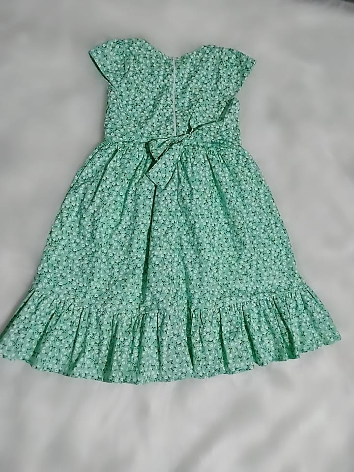 Vestido infantil com estampa de pequenas flores