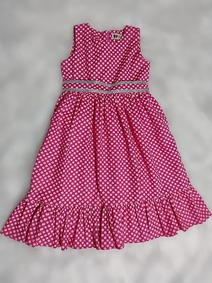 Vestido infantil com estampa de pequenas flores